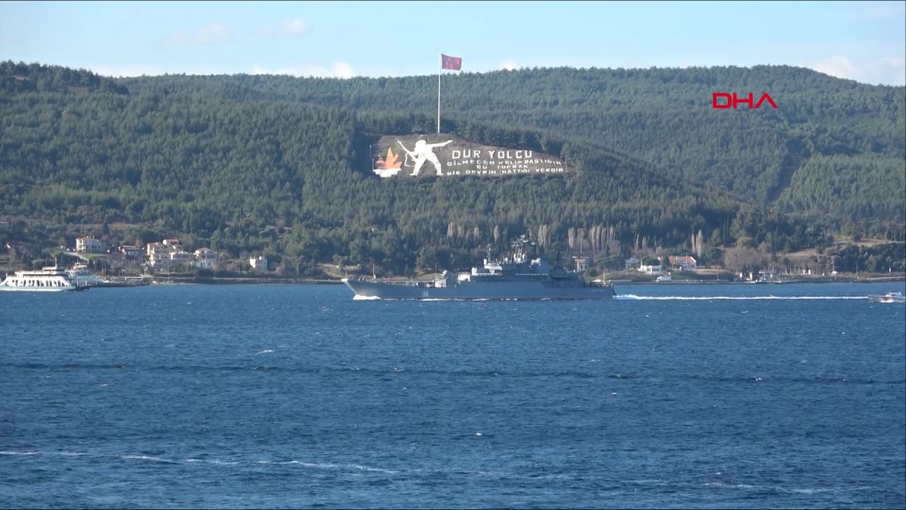 Rus savaş gemisi ve askeri römorkörü Çanakkale Boğazı'ndan geçti