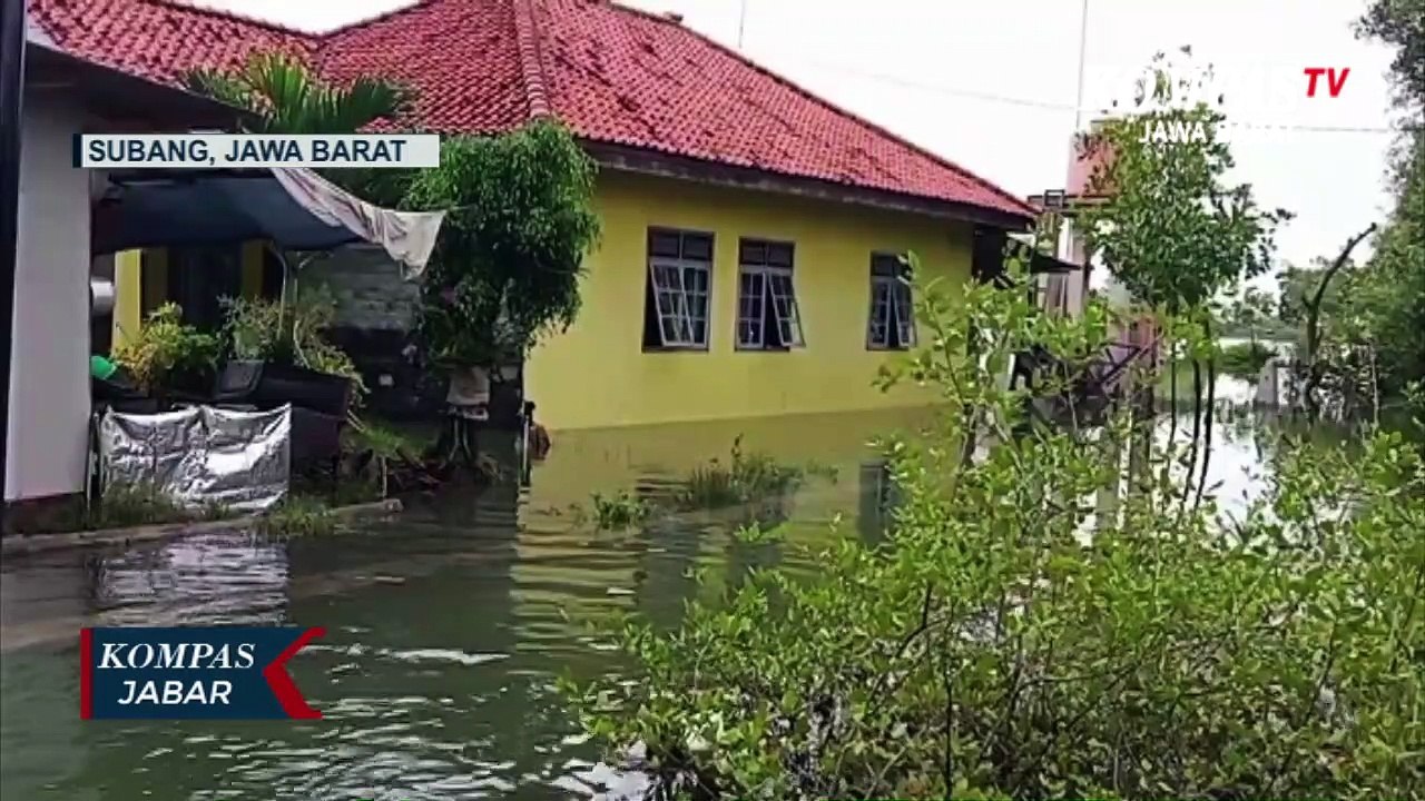 Korban Banjir Pasrah Bertahan Di Rumah