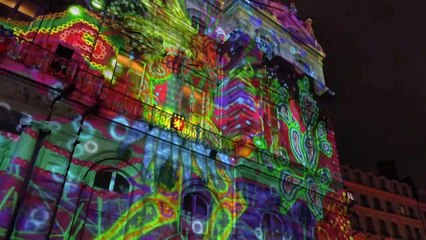 Fête des Lumières à Lyon: une foule festive et masques de rigueur