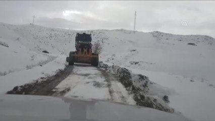 Kardan kapanan köy yollarında mahsur kalan araçlar kurtarıldı
