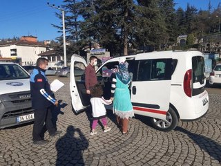 KARANTİNAYI İHLAL ETTİ, ÇOCUĞUYLA DİLENİRKEN YAKALANDI