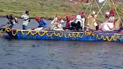 Ajab Gajab: इस दूल्हे ने शादी करने के लिए किया ये अनोखा काम बीच नदी मे ही...| Boldsky