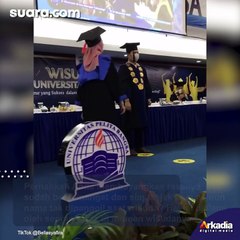 Santai Sarapan Sambil Wisuda, Mahasiswa Ini Kaget Namanya Tak Dipanggil