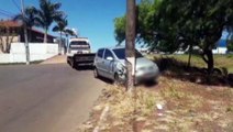 Sem habilitação, homem foge da PRF e bate carro contra poste no Turisparque