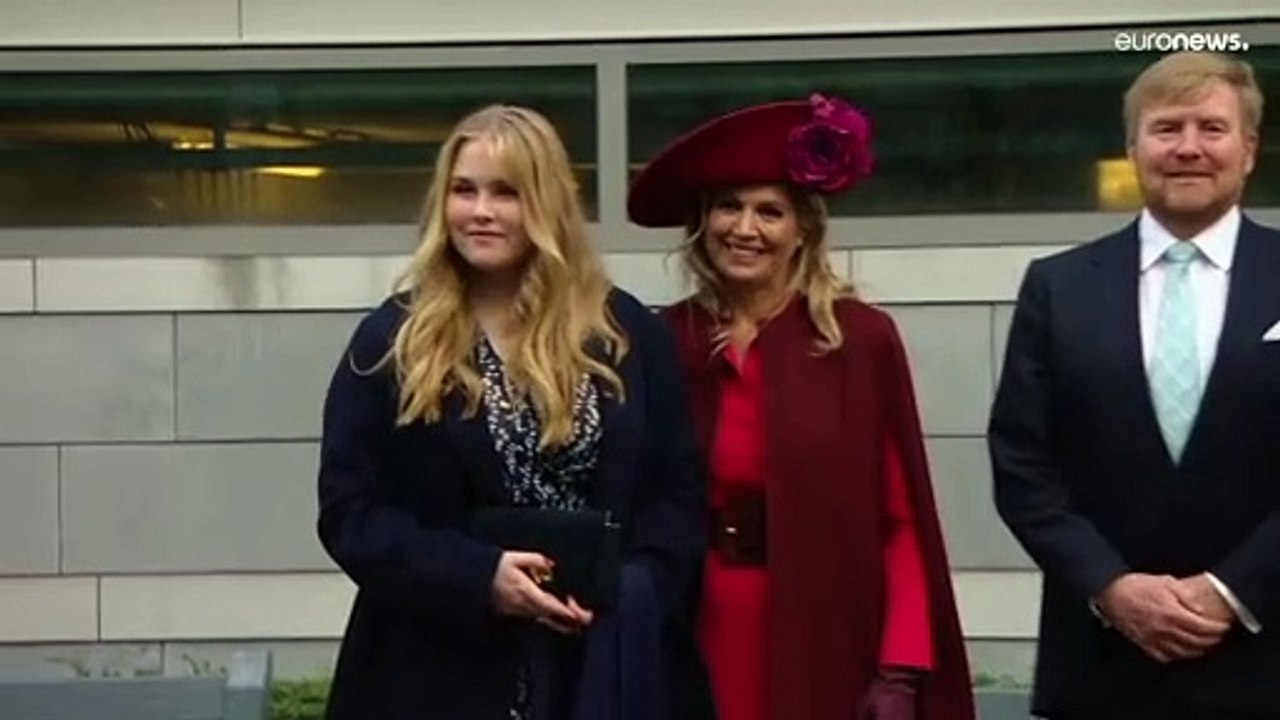 Amalia der Niederlande (18), staatstragend