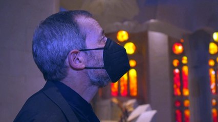 Giant star illuminates Barcelona skyline on inauguration of Sagrada Familia tower