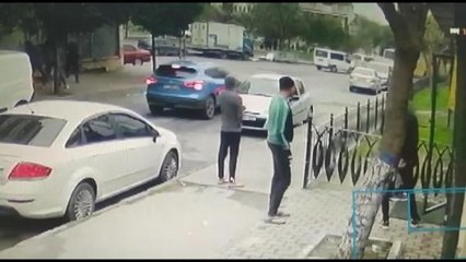 SULTANGAZİ'DE KALDIRIMDAKİLERİN ÜZERİNE KURŞUN YAĞDIRDILAR