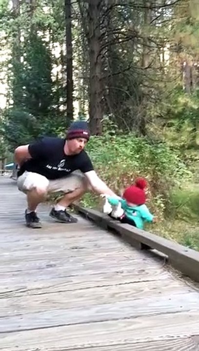 Quand papa a de très bons réflexes...