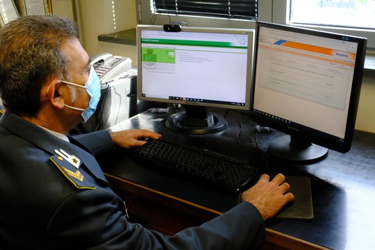 Gubbio, l'elicottero della Guardia di Finanza scopre una discarica abusiva: scatta il sequestro