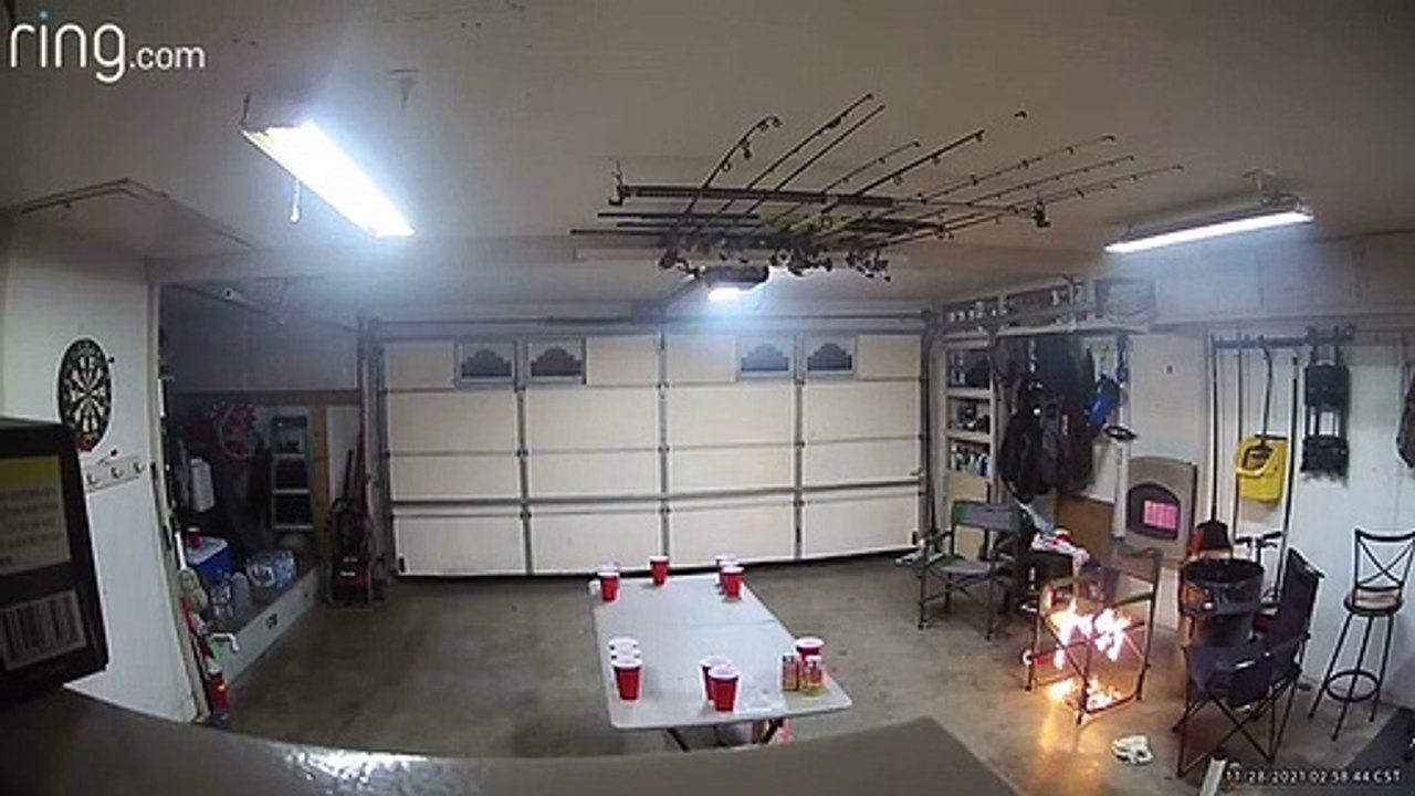 Une petite étincelle met le feu à une chaise de camping