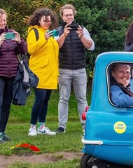 بريطاني يسافر بأصغر سيارة بالعالم