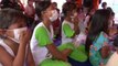 Los payasos devuelven la alegría a los niños desplazados por la erupción del volcán en Indonesia