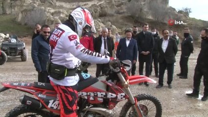 Vali tanıtım için protokolle ATV'ye binip köy içinde gezdi