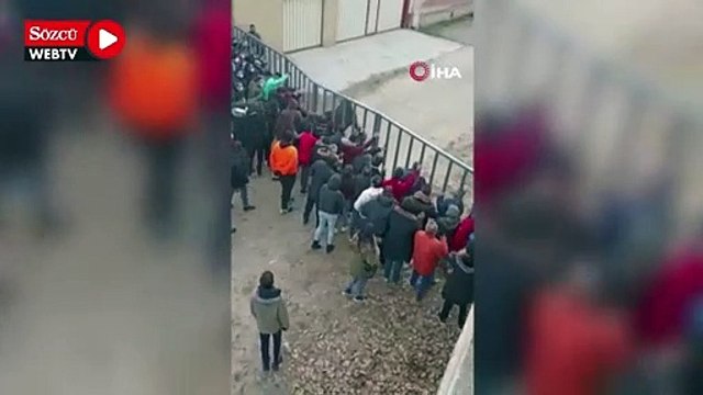 Güreş festivalinde bariyerleri kıran boğa seyircilere saldırdı