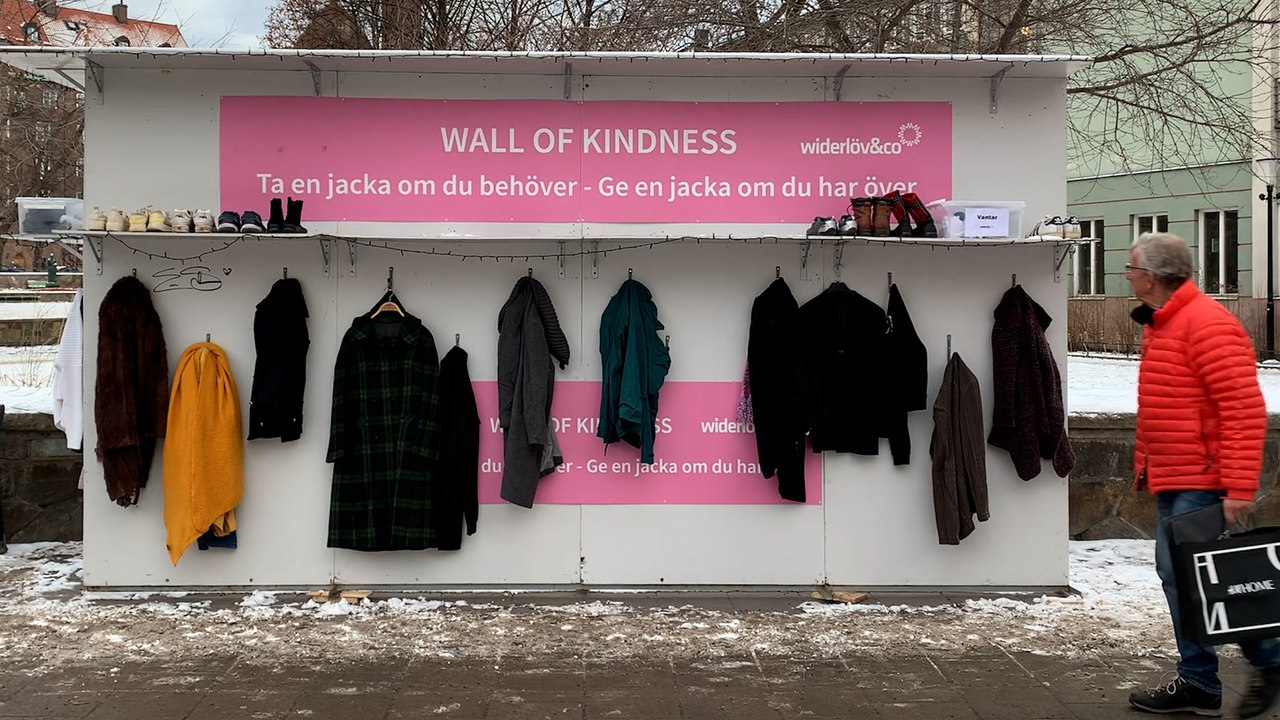 Stockholm : « Un mur de la gentillesse » pour aider les gens dans le besoin
