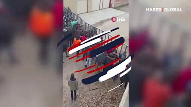 Kızgın boğa dehşet saçtı! Demir bariyerleri yıkıp seyircilerin arasına daldı
