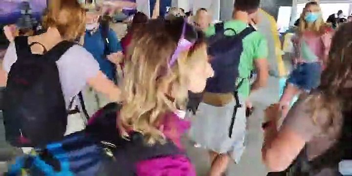Turistas polacos bailan al compás de la Marimba en aeropuerto Mundo Maya