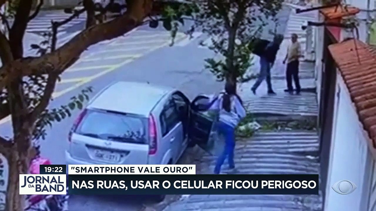 Nos mercados subterrâneos do crime, os telefones celulares estão entre os produtos mais procurados.