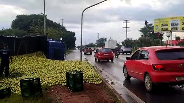 Caminhão tomba na Epia Sul com laranjas