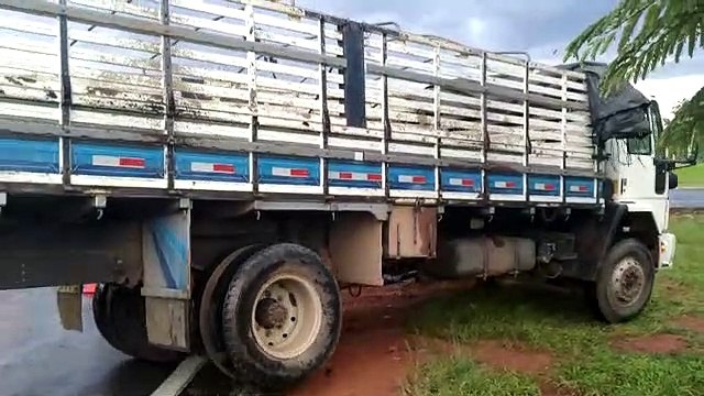 Caminhão tomba na Epia Sul com laranjas