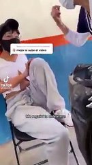 Video viral: Enfermera regaña a joven por hacer drama y gritar al vacunarse contra el covid