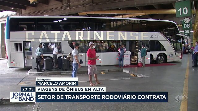Nas viagens de férias tem cada vez mais gente indo de ônibus. E as empresas do setor estão se recuperando, e contratando.