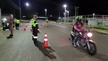 Vídeo: Revoltado com apreensão do veículo em blitz, entregador destrói motocicleta