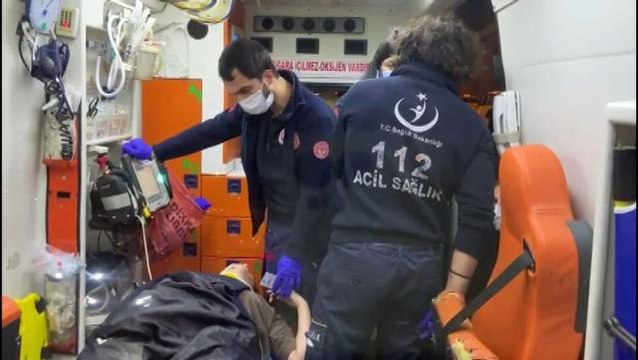 Ticari taksi ile otomobil kazaya karıştı, yaralıların yardımına sağlık öğrencileri koştu