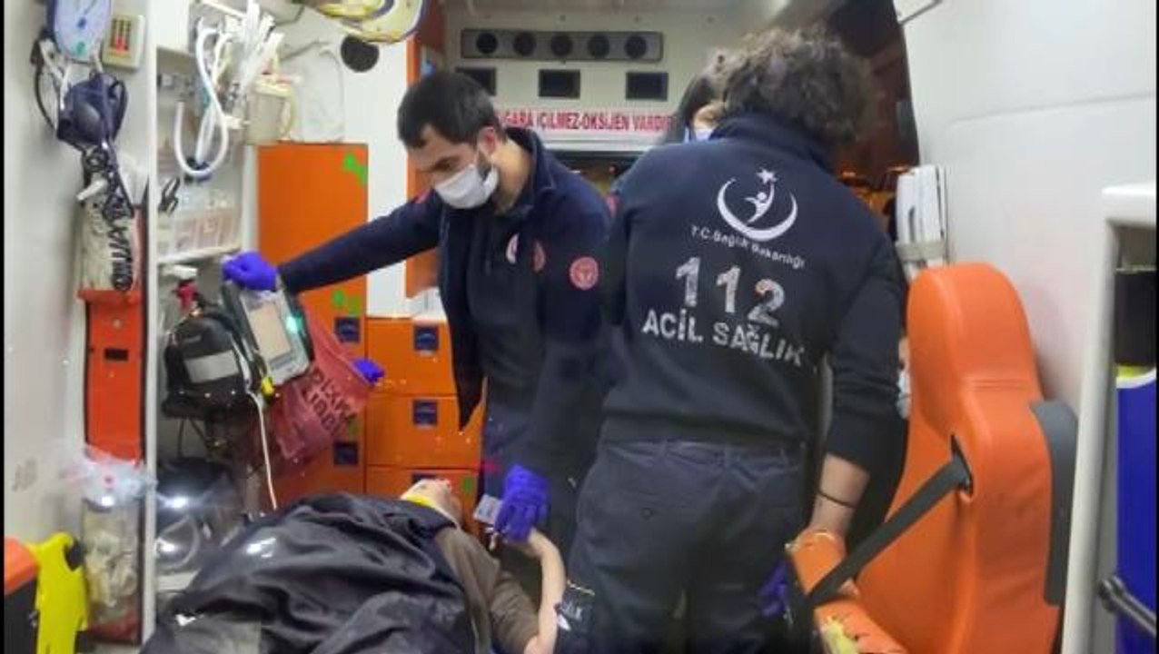 Ticari taksi ile otomobil kazaya karıştı, yaralıların yardımına sağlık öğrencileri koştu