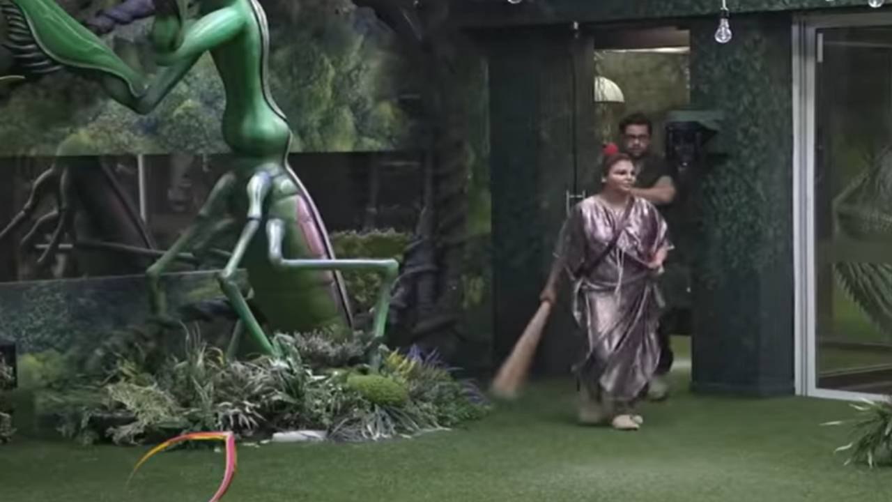 Bigg Boss 15: महारानी बनते ही Rakhi Sawant ने Umar Riaz और Karan Kundra की लगाई Class | FilmiBeat