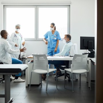 Le repas de Noël de l’hôpital cause un cluster, 68 soignants contaminés - F