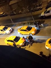 Son dakika haberleri: Esenyurt'ta taksiciler yabancı uyruklu yolcuyu yerde tekmeledi... O anlar kameralara yansıdı
