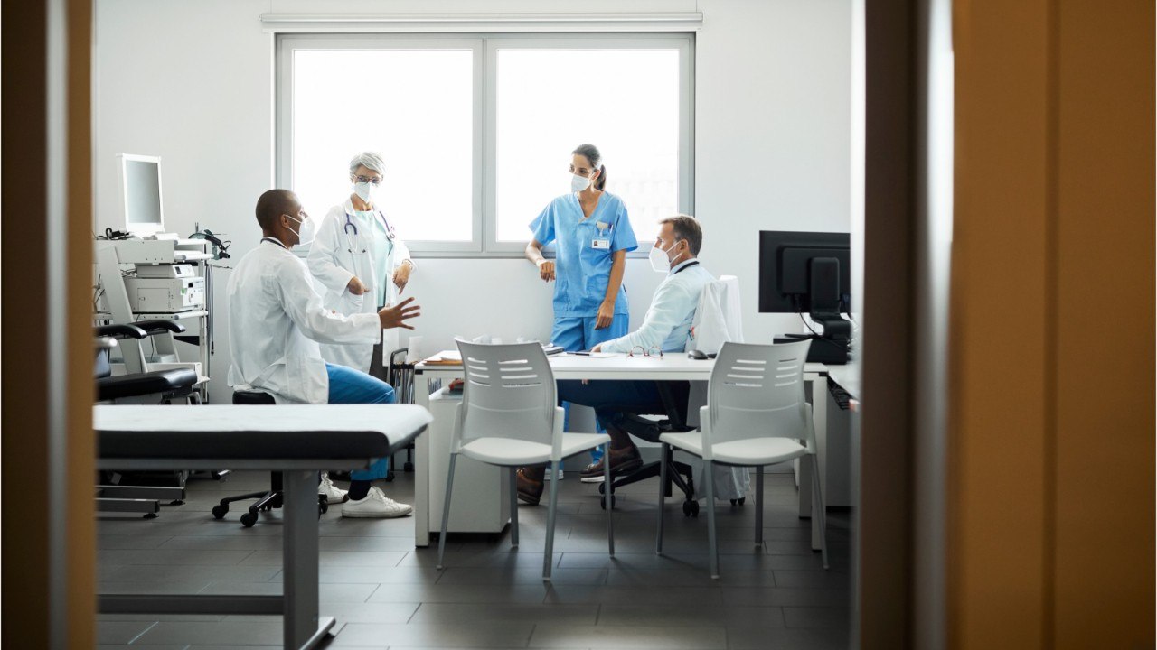 Le repas de Noël de l’hôpital cause un cluster, 68 soignants contaminés