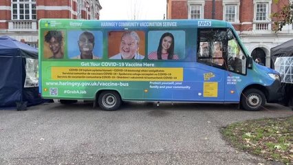 Omicron varyantının yayılmaya başladığı İngiltere'de mobil aşı merkezlerinin önünde uzun kuyruklar oluştu