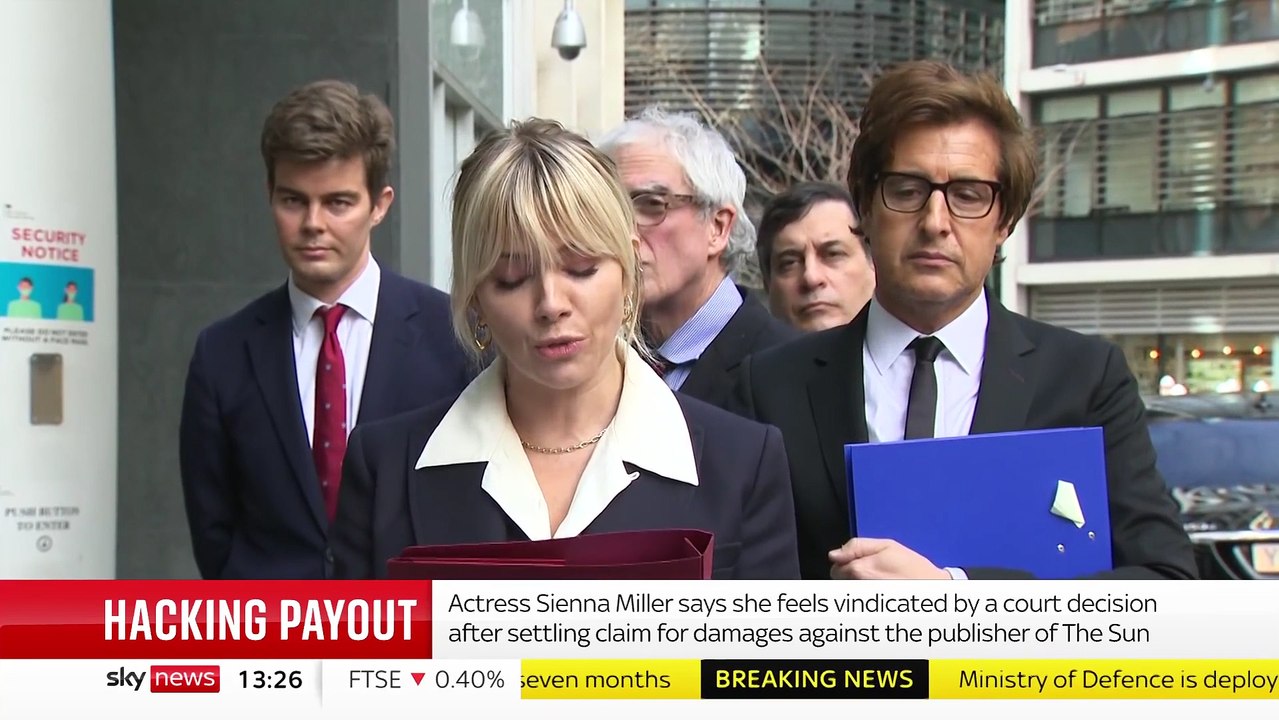 L'actrice Sienna Miller a le sentiment qu'"on lui donne entièrement raison" après avoir réglé un litige avec l'éditeur du tabloïd The Sun qu'elle accusait d'avoir piraté son téléphone pour révéler sa grossesse