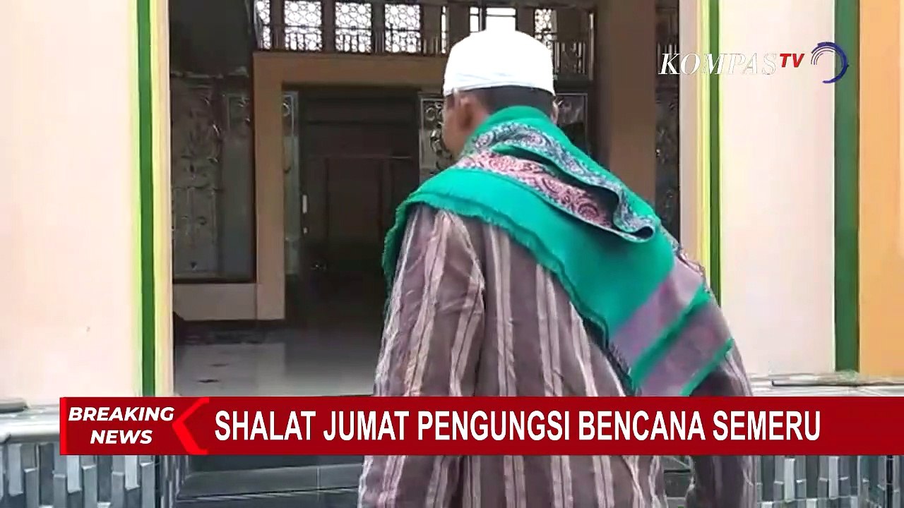 Sukarelawan dan Pengungsi Gelar Ibadah Salat Jumat di Masjid yang Selamat dari Bencana Gunung Semeru
