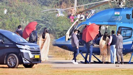 Скачать видео: Katrina Kaif Vicky Kaushal Post Wedding First Photo, Umbrella पकड़े Katrina का ध्यान देते दिखे Vicky