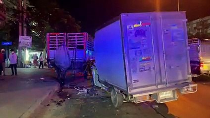 หนุ่มวัย 23 ซิ่งกระบะตู้ทึบถูก 10 ล้อเบียด พุ่งชนท้าย 6 ล้อ จอดข้างทางเจ็บ