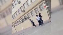 Öğrencilerin kavgasında okul bahçesi savaş alanına döndü... Öğrencilerin kavgası kamerada