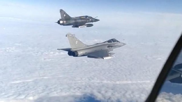 Rus savaş uçaklarından Fransız savaş uçaklarına yakın takip