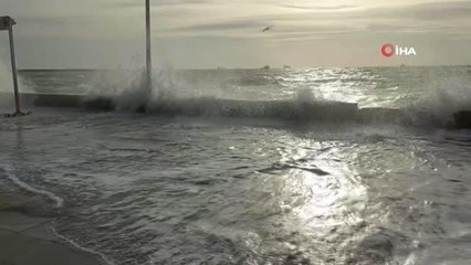 Descargar video: Tekirdağ'da şiddetli lodos: Dev dalgalar sahili dövdü