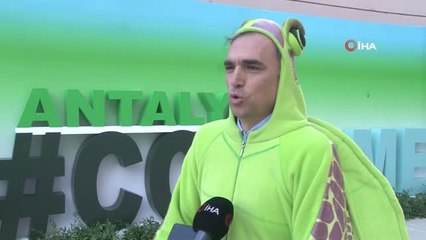 Deniz kaplumbağası kostümü ile COP 22'de farkındalık oluşturmaya çalıştı
