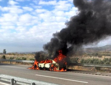 Alevlere teslim olan otomobilden geriye demir yığını kaldı