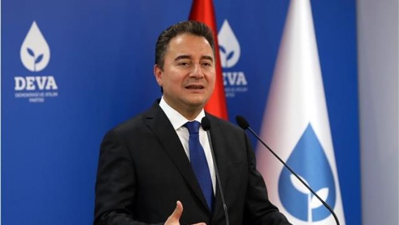 Ali Babacan'dan "Sevemedim Kara Gözlüm" şarkısına alkış