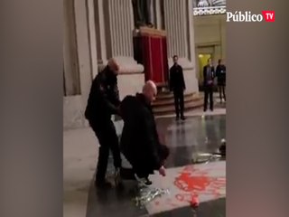La Audiencia de Madrid juzga al escultor Enrique Tenreiro por la pintada que hizo sobre la tumba de Franco
