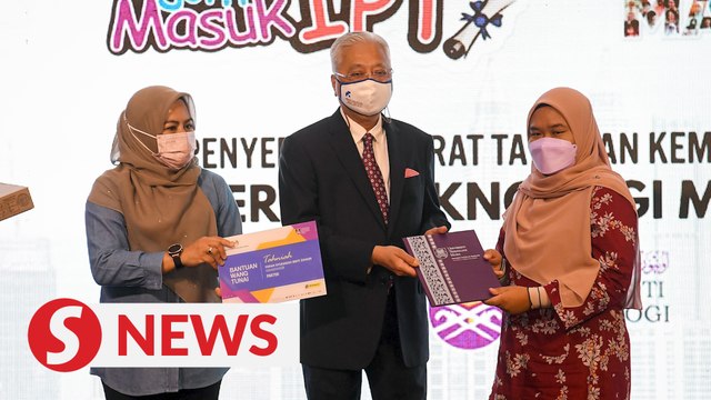 PM presents higher education offer letters to students at Aspirasi Keluarga Malaysia event
