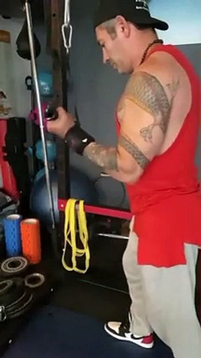 —Gear from @bodyengineers —Happy Tuesday Again ! —ReSalut la famille, j’espère que vous allez toujours bien? Voici mon entraînement Triceps de ce mardi après midi.« Life isn’t about getting and having, it’s about giving and being. «  —SAVE Thi