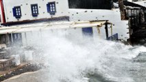 Bodrum’da dalgalar binaların boyunu aştı