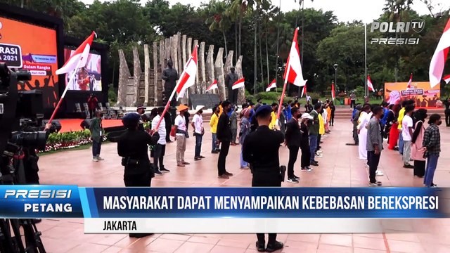 Kapolri Memberikan Hadiah Pada Pemenang Lomba Orasi 2021