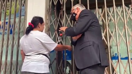 El regidor del PP, Josep Bou, intenta mediar con los okupas de Gràcia